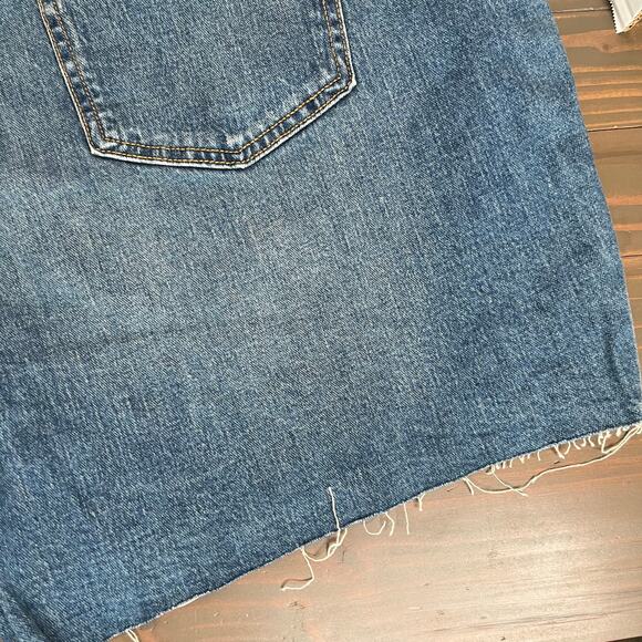 Universal Thread Medium Wash Distressed Cut Off Boyfriend Denim Shorts NWT 22W - Picture 10 of 13